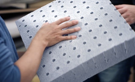 Une couche de mousse AirScape perforée perméable à l’air améliore la circulation de l’air